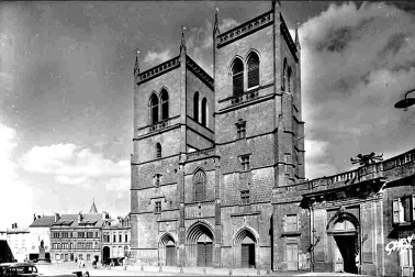 Saint-Flour ville haute - La cathedrale et la place