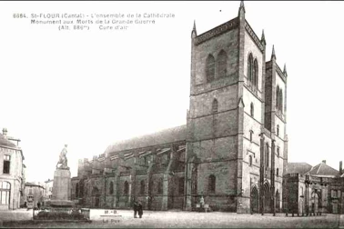 Saint-Flour ville haute - L ensemble de la Cathedrale et le monument aux morts de la Grande guerre