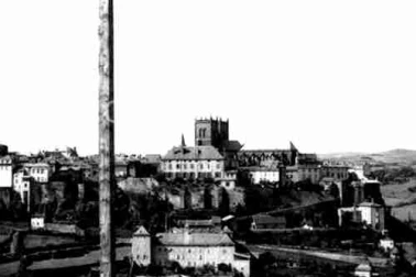 Saint-Flour ville haute - La Cathedrale et les remparts de Saint-Flour