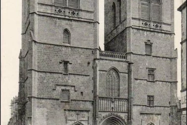 Saint-Flour ville haute - La Cathedrale un jour de marche