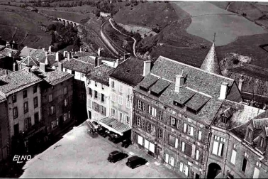 Saint-Flour ville haute - Vue aerienne d une patie de la place de la Cathedrale