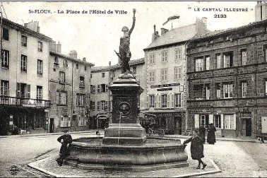 Saint-Flour ville haute - La place de l Hotel de Ville