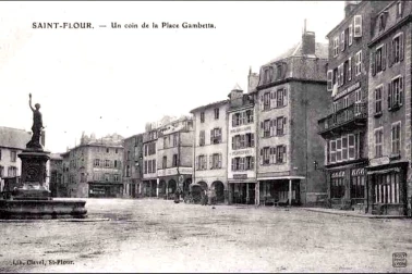 Saint-Flour ville haute - Un coin de la place Gambetta