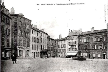 Saint-Flour ville haute - Place Gambetta et Maison Consulaire