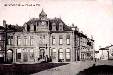 Saint-Flour ville haute - L Hotel de Ville sur la place