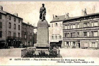 Saint-Flour ville haute - Place d Armes Monument aux morts pour la France