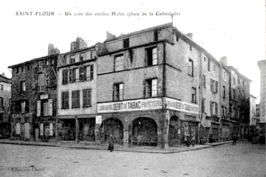 Saint-Flour ville haute - Un coin des vielles Halles place de la Cathedrale