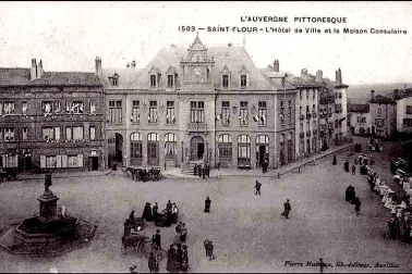 Saint-Flour ville haute - L Hotel de Ville et la maison Consulaire