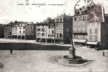 Saint-Flour ville haute - Place Ganbetta et la statue de la Liberte