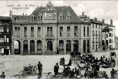 Saint-Flour ville haute - Hotel de ville Place du monument aux morts