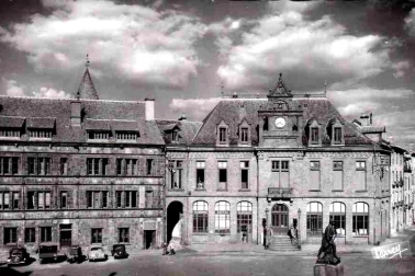 Saint-Flour ville haute - La Maison Consulaire et l hotel de ville