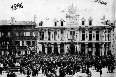 Saint-Flour ville haute - L hotel de ville de Saint-Flour en 1896 lors d une journee d election