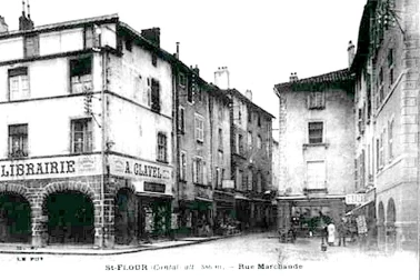Saint-Flour ville haute - Rue Marchande entree de la rue face a la Cathedrale