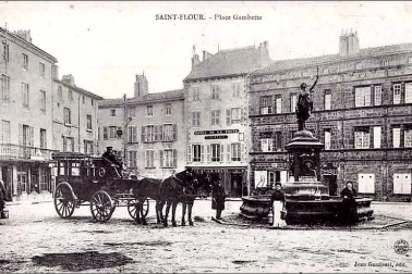 Saint-Flour ville haute - Place Gambetta et sa fontaine