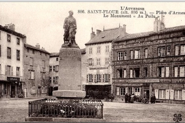 Saint-Flour ville haute - Place d Armes Le monument au Poilu