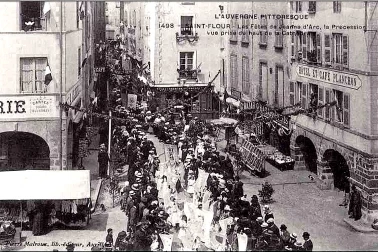 Saint-Flour ville haute - Les fetes de Jeanne d arc la procession vue prise du haut de la Cathedrale