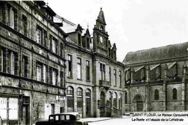Saint-Flour ville haute - La Maison Consulaire La poste et l Abside la Cathedrale