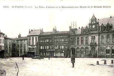 Saint-Flour ville haute - La place d Armes et le monument aux morts de la grande guerre