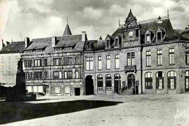 Saint-Flour ville haute - L Hotel de Ville et la Maison Consuaire sur la place