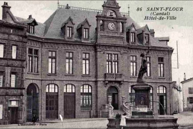 Saint-Flour ville haute - Hotel de ville de St-Flour