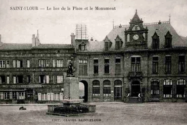 Saint-Flour ville haute - Le bas de la place et le monument
