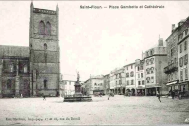 Saint-Flour ville haute - Place Gambetta et Cathedrale