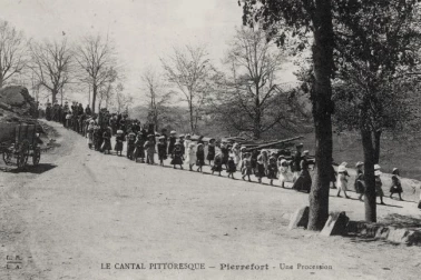 Une procession a Pierrefort