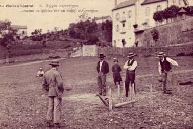 Joueurs de quilles sur un foirail d Auvergne