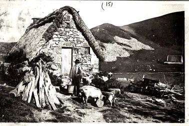 Une vieille chaumiere en montagne