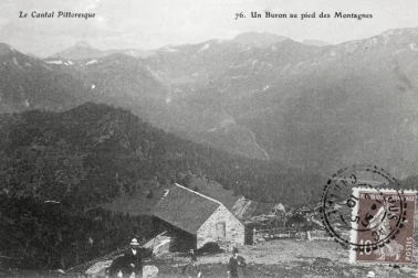 Le buron au pied des montagnes