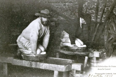 Ancienne fabrication du fromage dans le Cantal