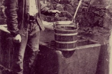 Type Carladesieu venant prendre l eau a la source