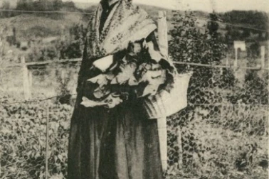 Jeune cantalienne revenant du marche