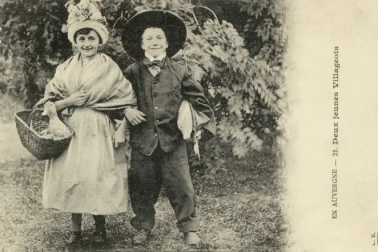 Deux jeunes villageois