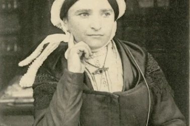 Une Auvergnate costume de fete