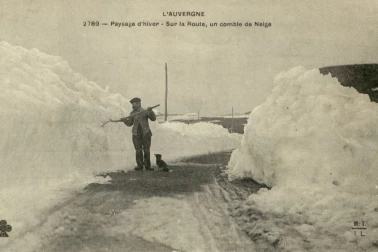 Paysage d hiver sur la route un comble de neige