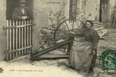 Une fileuse et sont rouet