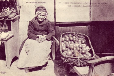 Revendeuse au panier sur le marche d Aurillac Cantal