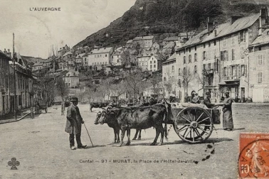 La place de l Hotel-de-Ville de Murat