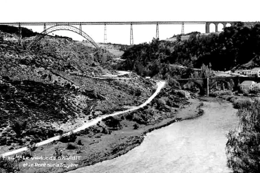Le Viaduc de Garabit le moulin et le vieux pont sur la Truyere au loin le Viaduc