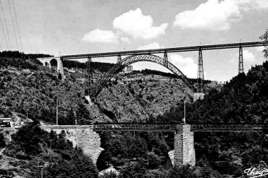 Le Viaduc de Garabit avec l ancien pont routier
