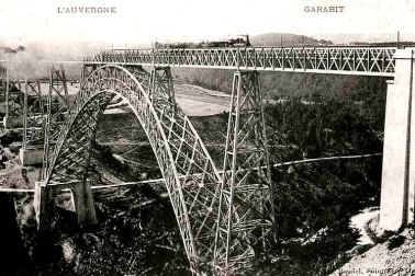 Le Viaduc de Garabit train sur le viaduc sur vallee