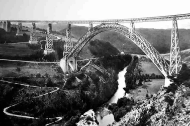 Le Viaduc de Garabit avec le vieux pont