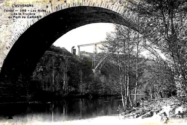 Le Viaduc de Garabit Les rives de la Truyere au pont de Garabit
