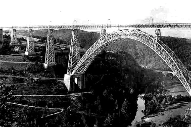 Le Viaduc de Garabit proche des nuages