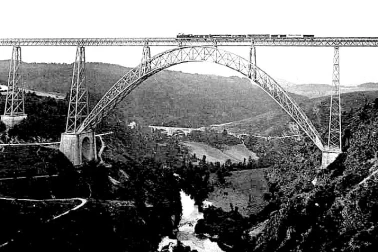 Le Viaduc de Garabit Un train passe sur le Viaduc
