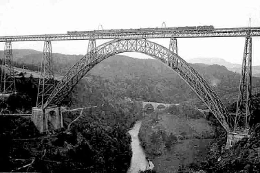 Le Viaduc de Garabit avec un train avec l ancien pont