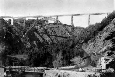 Le Viaduc de Garabit avec un train et l ancien pont