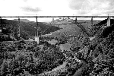 Le Viaduc de Garabit au dessus de la vallee