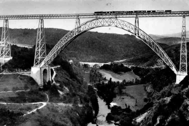 Le Viaduc de Garabit avec un train avant le barage de Granval